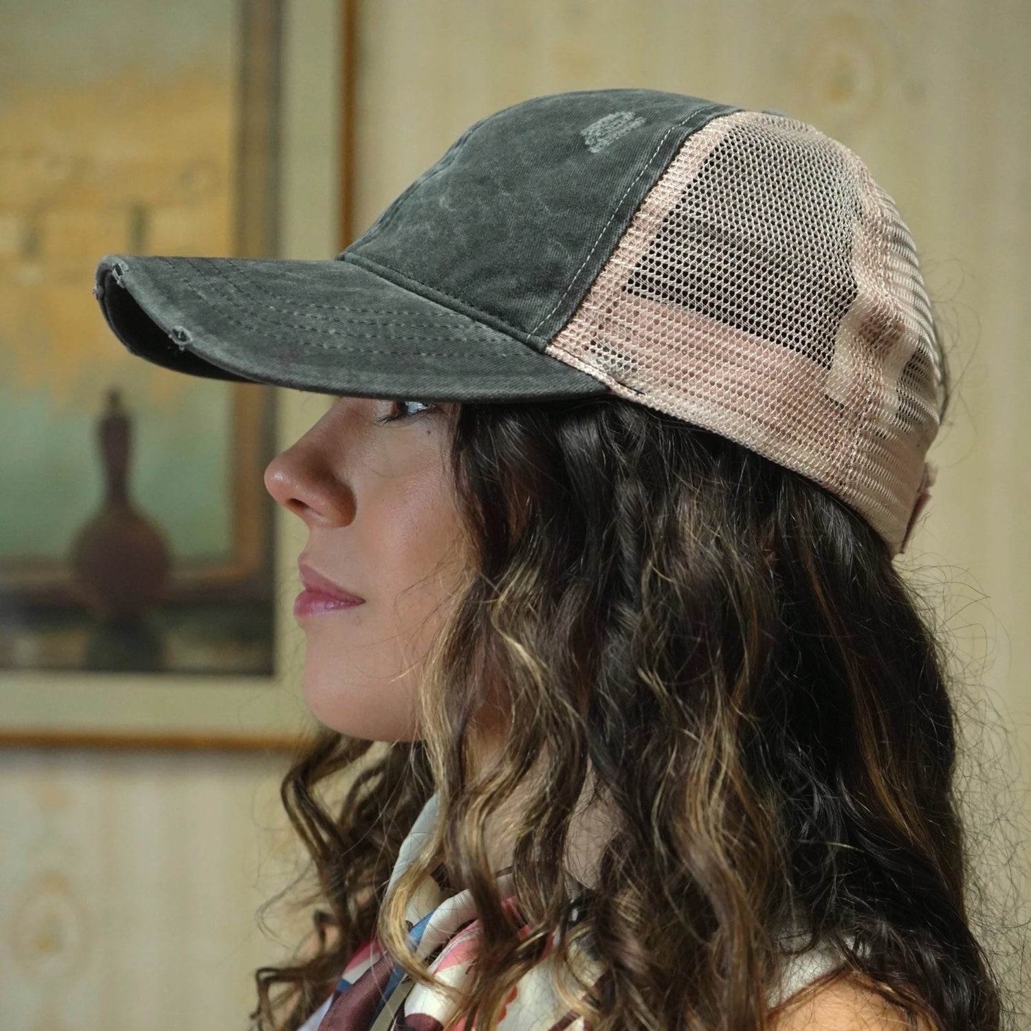 Gorra trucker femenina gris con diseño de malla transpirable