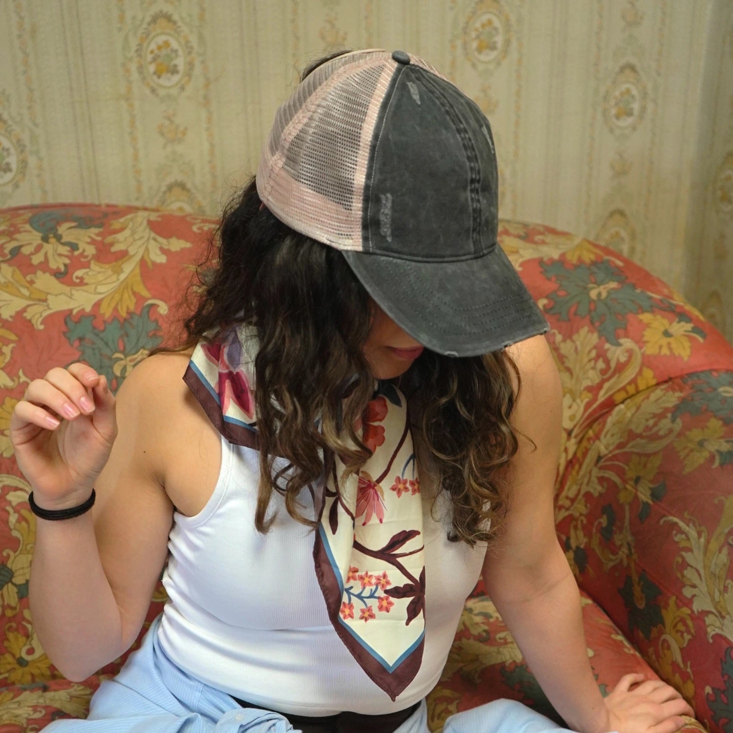 Gorra casual gris para mujer con abertura para pelo largo