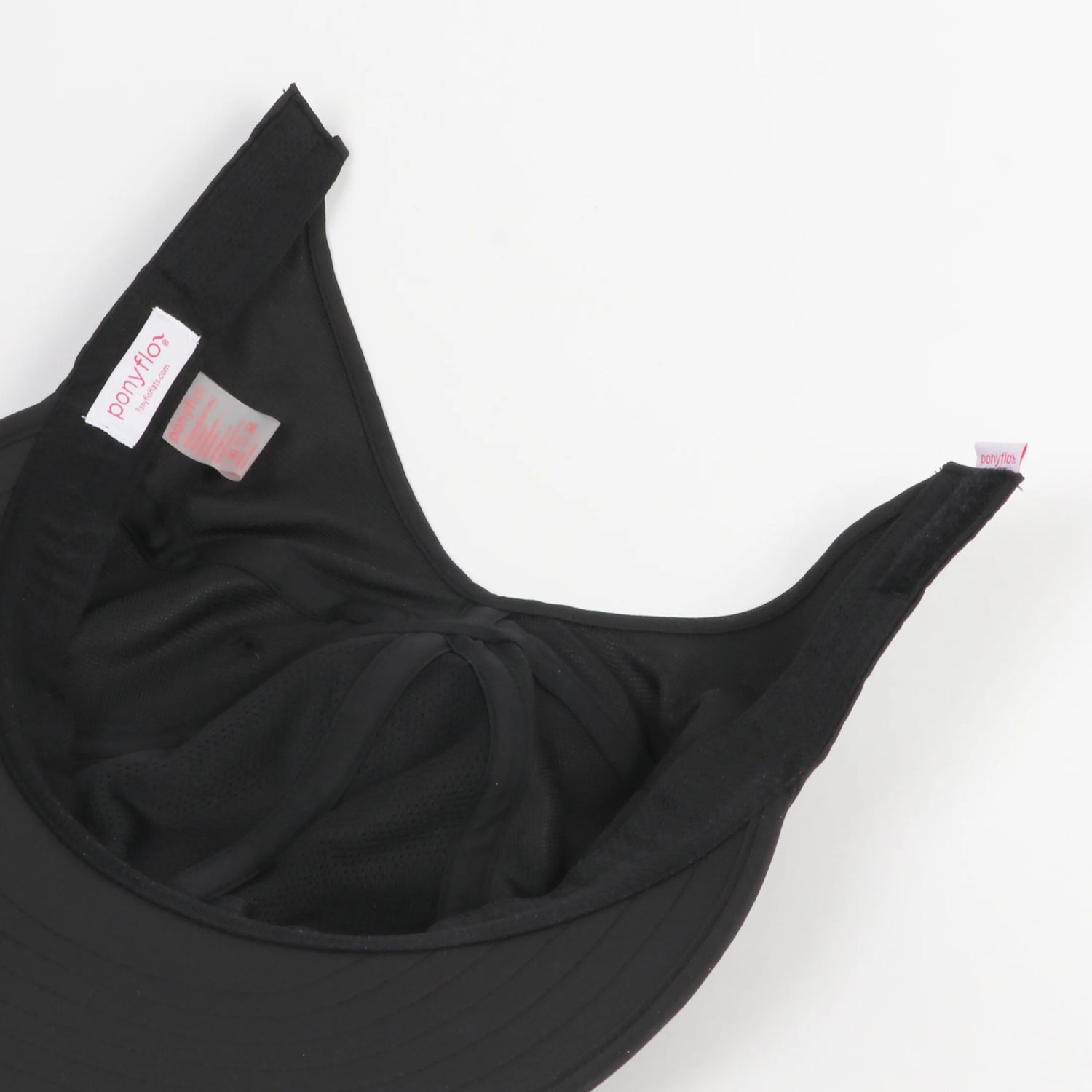 Sombrero negro con tecnología antienredos