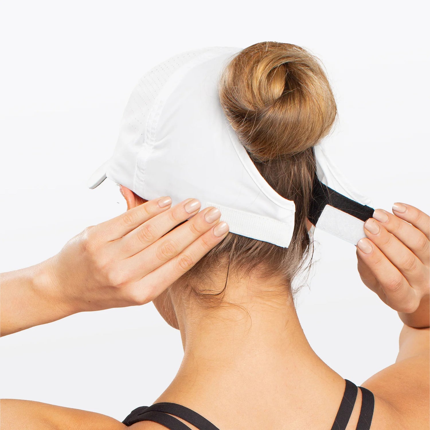 Gorra blanca para mujer con chongo alto Ponyflo