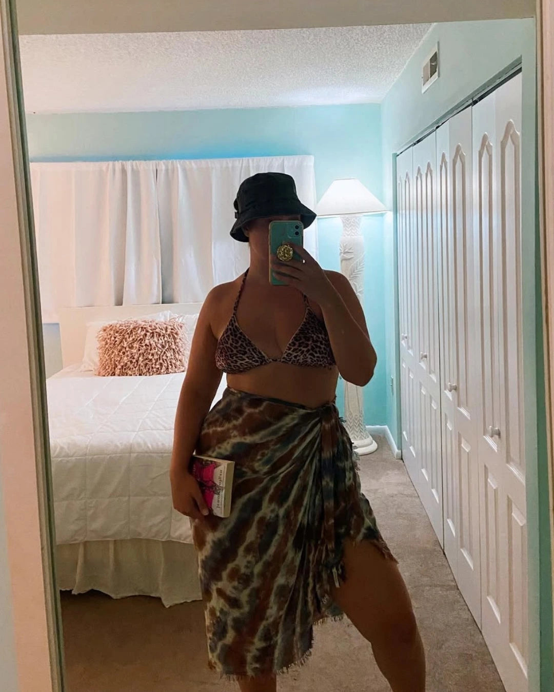 Selfie de mujer usando un bucket hat Ponyflo