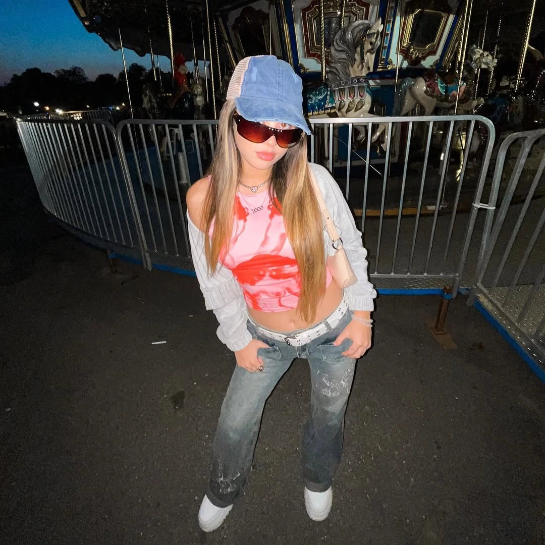 Outfit con gorra para mujer